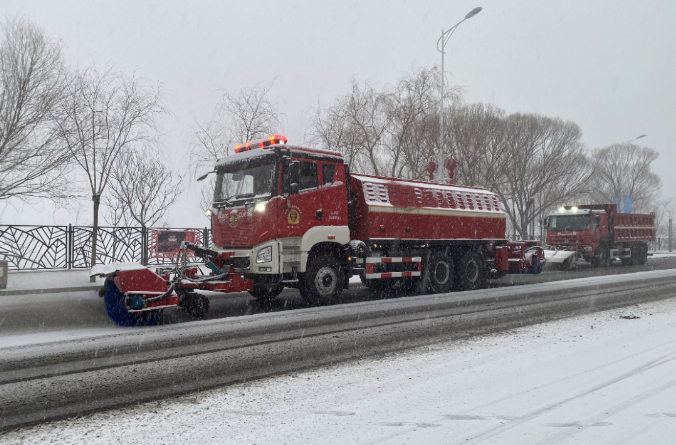 人生就是博环境除冰雪装备全力投入破冰作业，助力北京道路交通安全